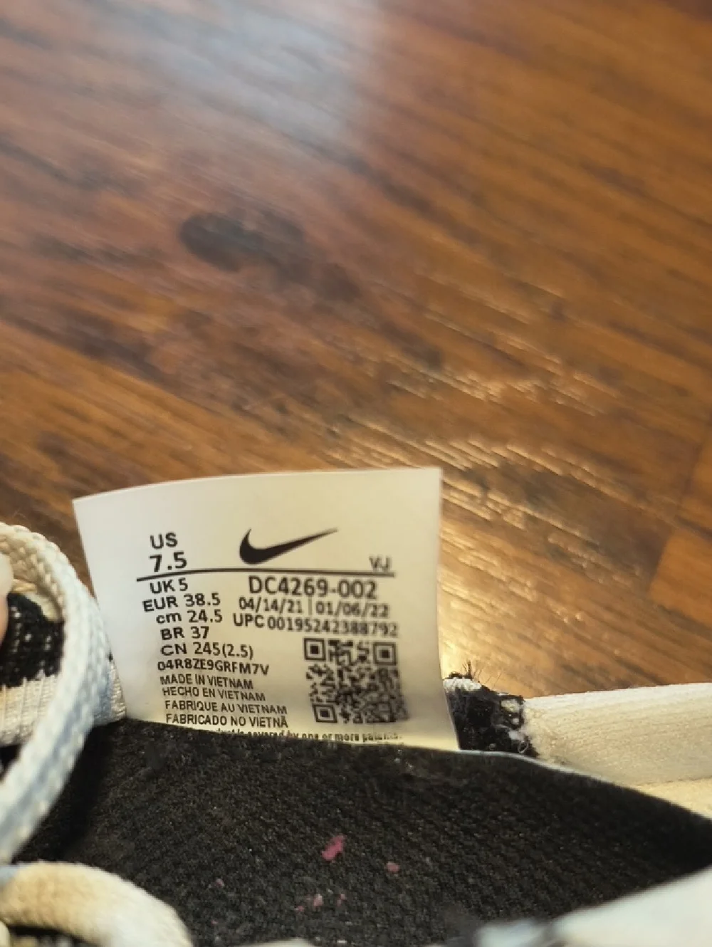 Women's Size 7.5 Nike React Escape Runners - Picture 8 of 8
